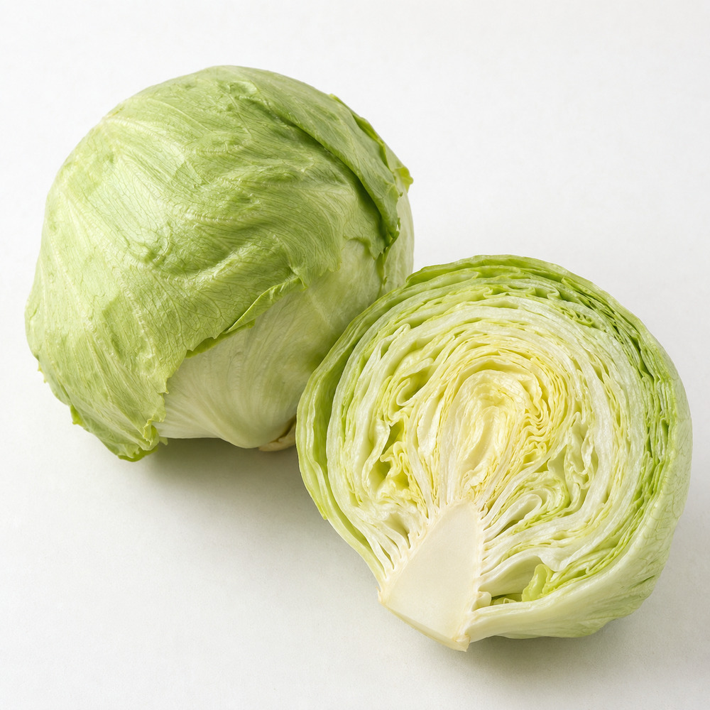 Cespo di insalata iceberg di Siracusa a foglie lisce, accanto una metà tagliata con il cuore compatto