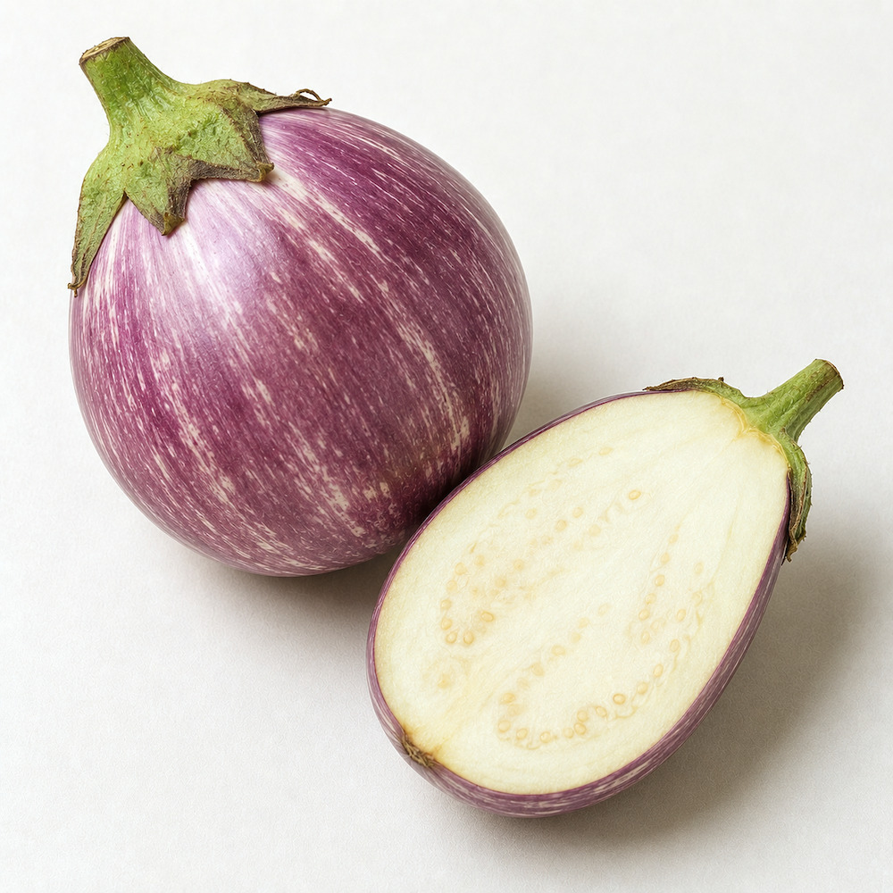 Melanzana viola striata di Santa Croce Camerina, accanto una metà tagliata con la polpa chiara e i semi