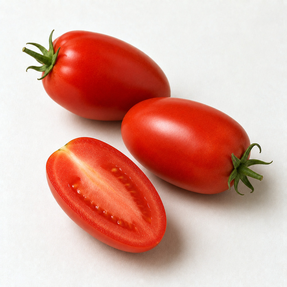 Pomodori oblunghi di Donnalucata e Licata interi con il picciolo, uno tagliato per il lungo