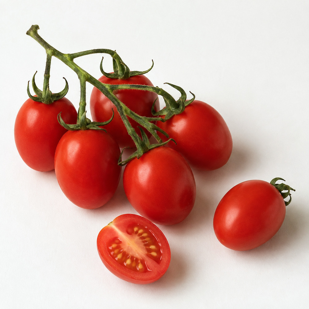 Pomodori piccadilly di Donnalucata sul rametto, con un frutto tagliato a metà
